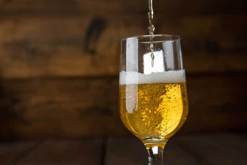 慢慢倒入玻璃杯的啤酒
