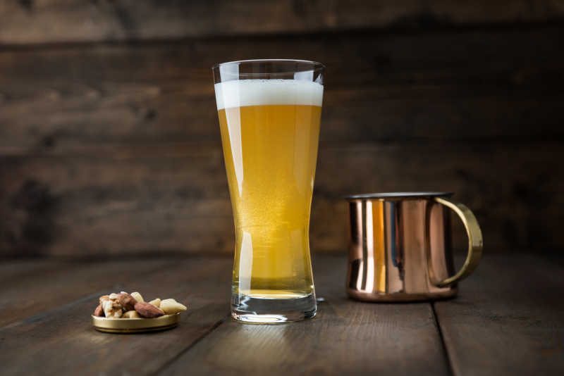 桌上有啤酒和杯子