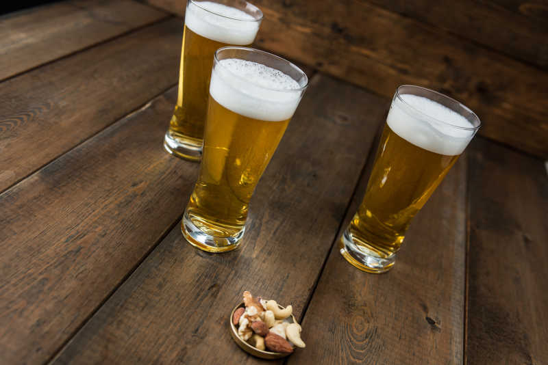 三玻璃杯啤酒