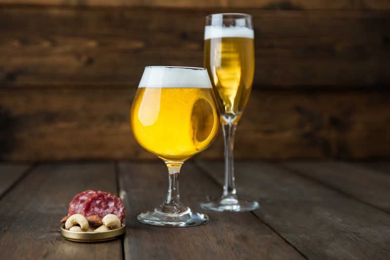 玻璃杯啤酒和小吃