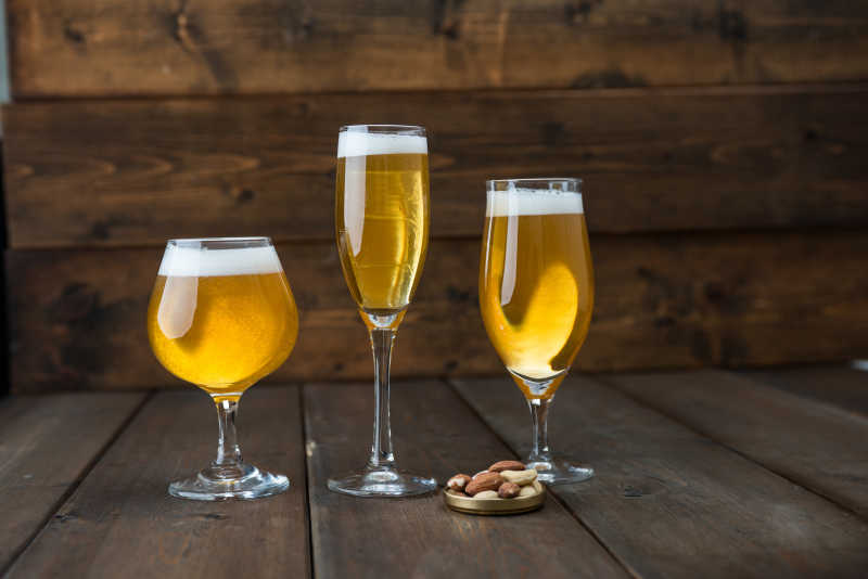 三杯啤酒和小吃