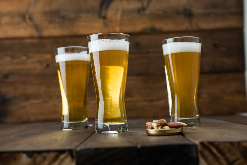 三个倒满啤酒的玻璃杯