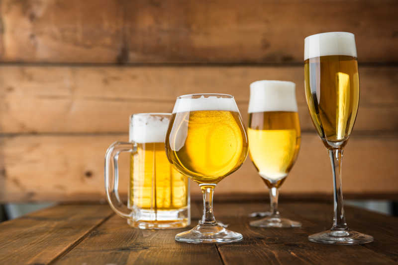 四玻璃杯啤酒