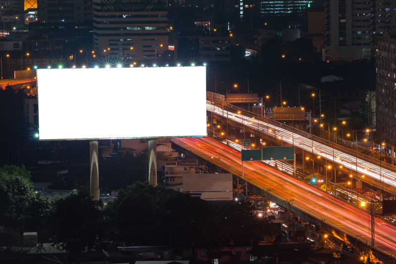 夜间高速公路空白广告牌