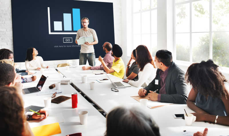 正在向团队报告工作的人