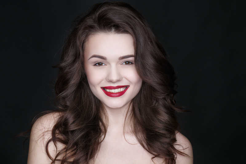 红唇卷发美女开朗快乐地笑着