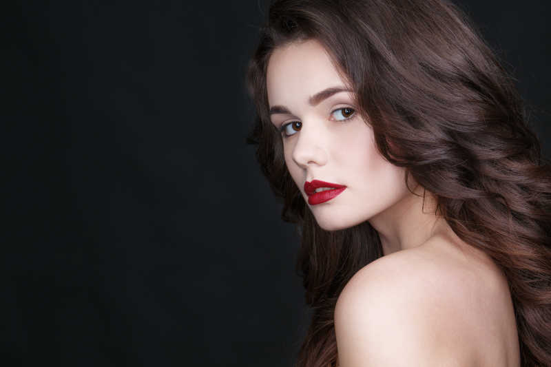 黑色背景下妆容精致的美丽女孩