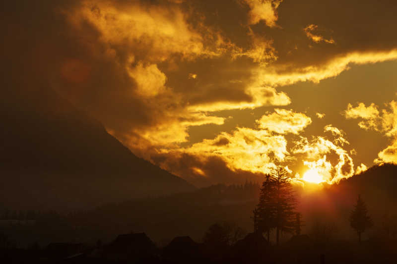 罗马尼亚山区的美丽日落