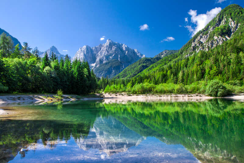 阿尔卑斯山湖水