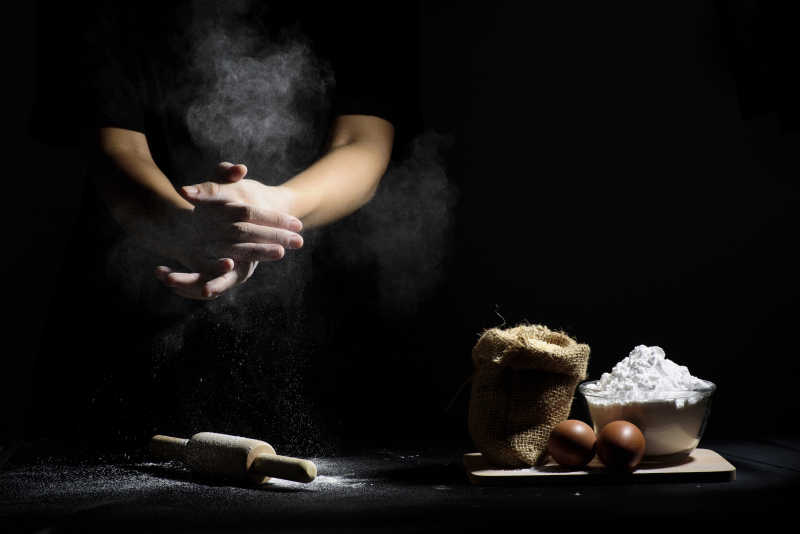 面点师傅在做面点