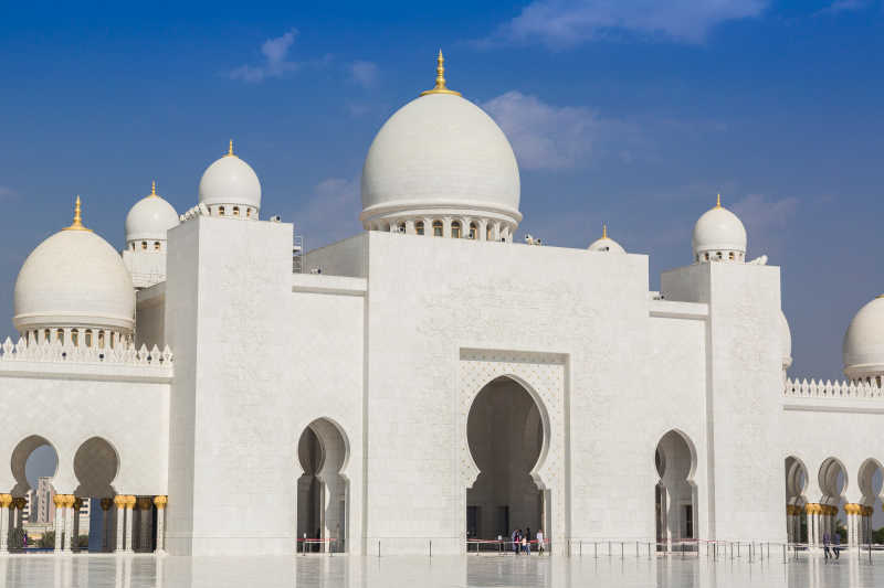 白色的阿联酋扎比清真寺