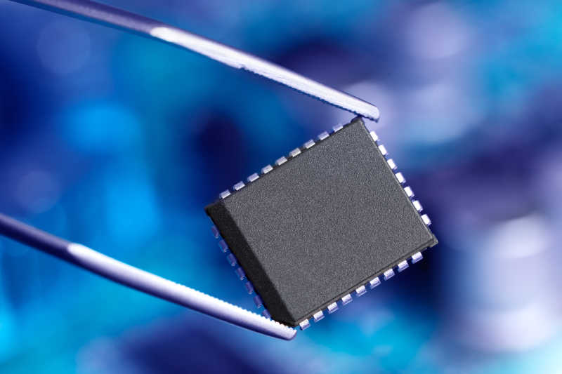 镊子夹着微芯片