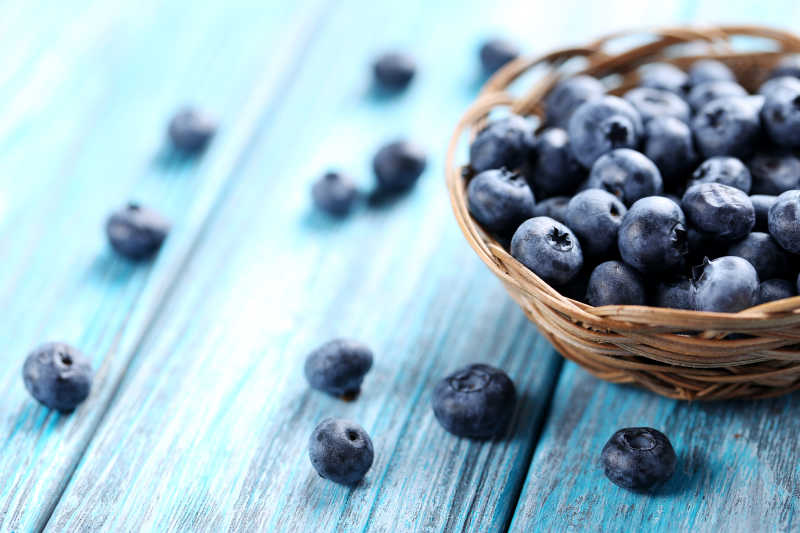 一篮子满满的蓝莓