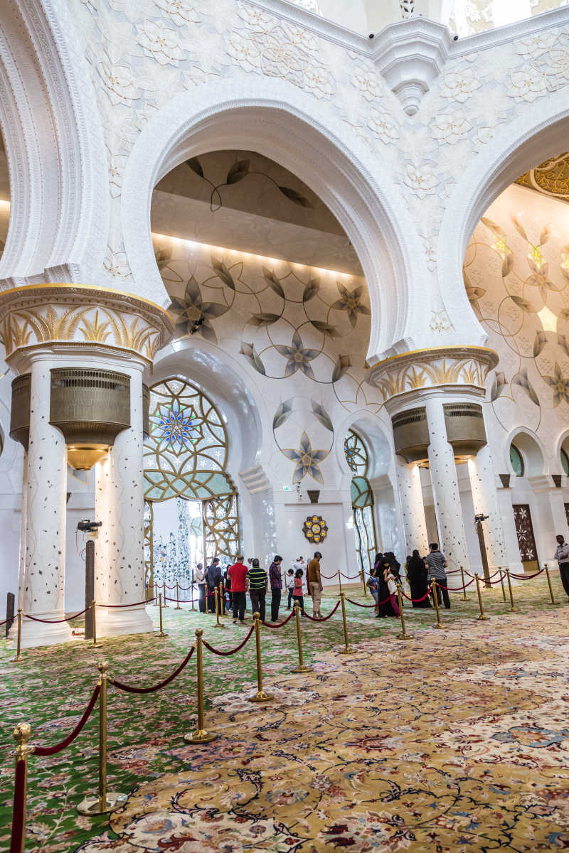 参观清真寺的人