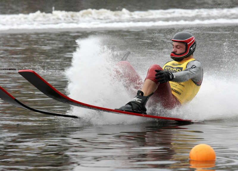 正在进行滑水运动的男人
