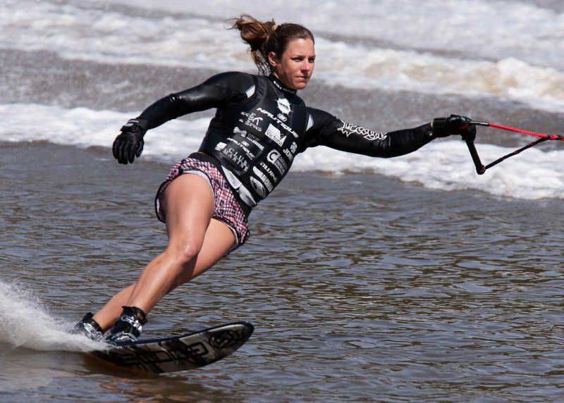 帅气滑水的女人