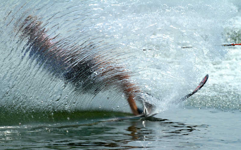 极限滑水溅起水花的滑水者