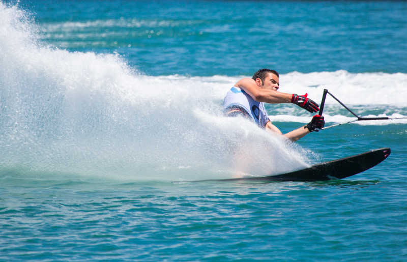 正在滑水的年轻男人