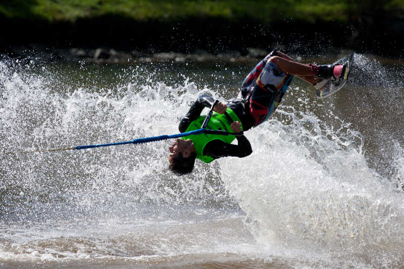 极限滑水的男人