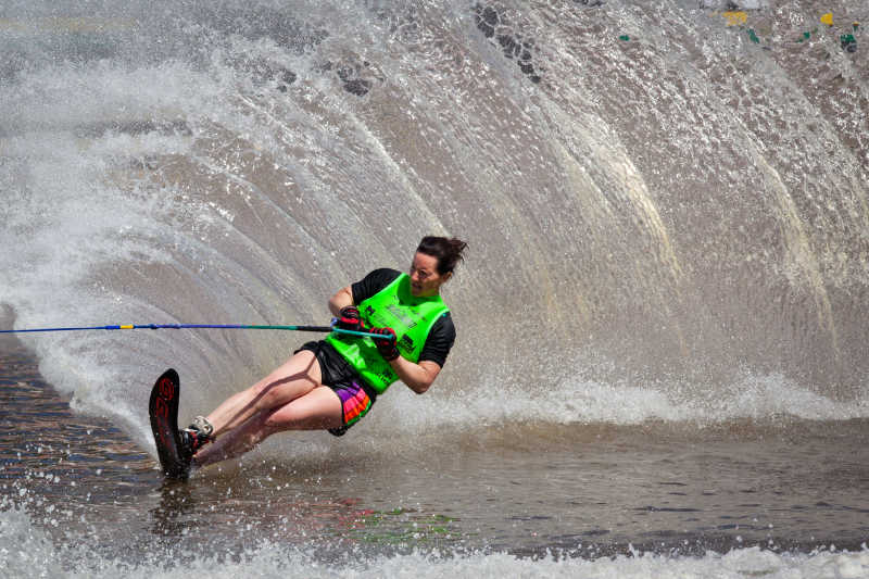 进行滑水运动的滑水者