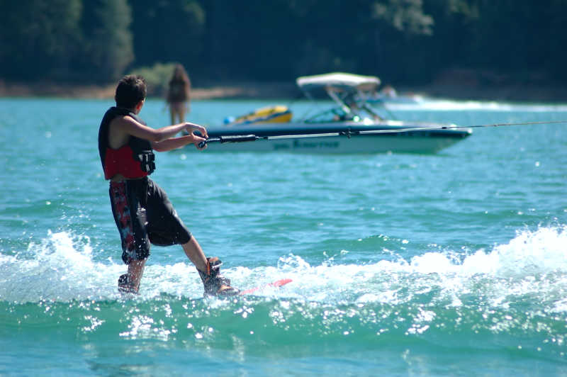 男孩在滑水时看向女孩