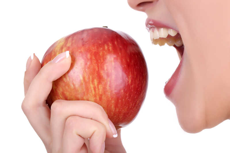 吃红苹果的女人