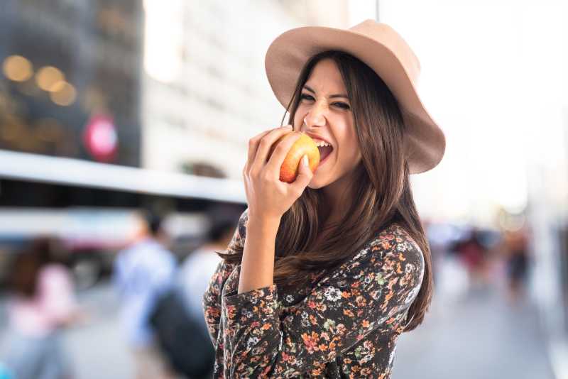 时尚女孩吃苹果