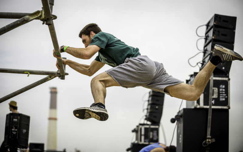 在运动的肌肉男人