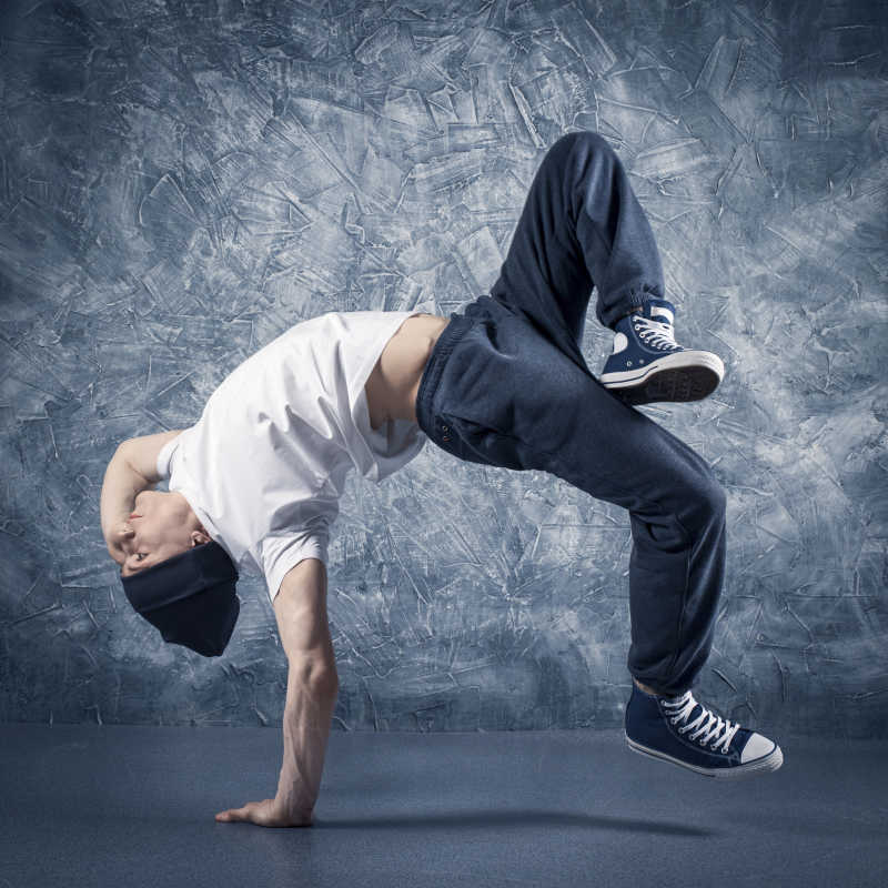 一名舞者正在跳舞