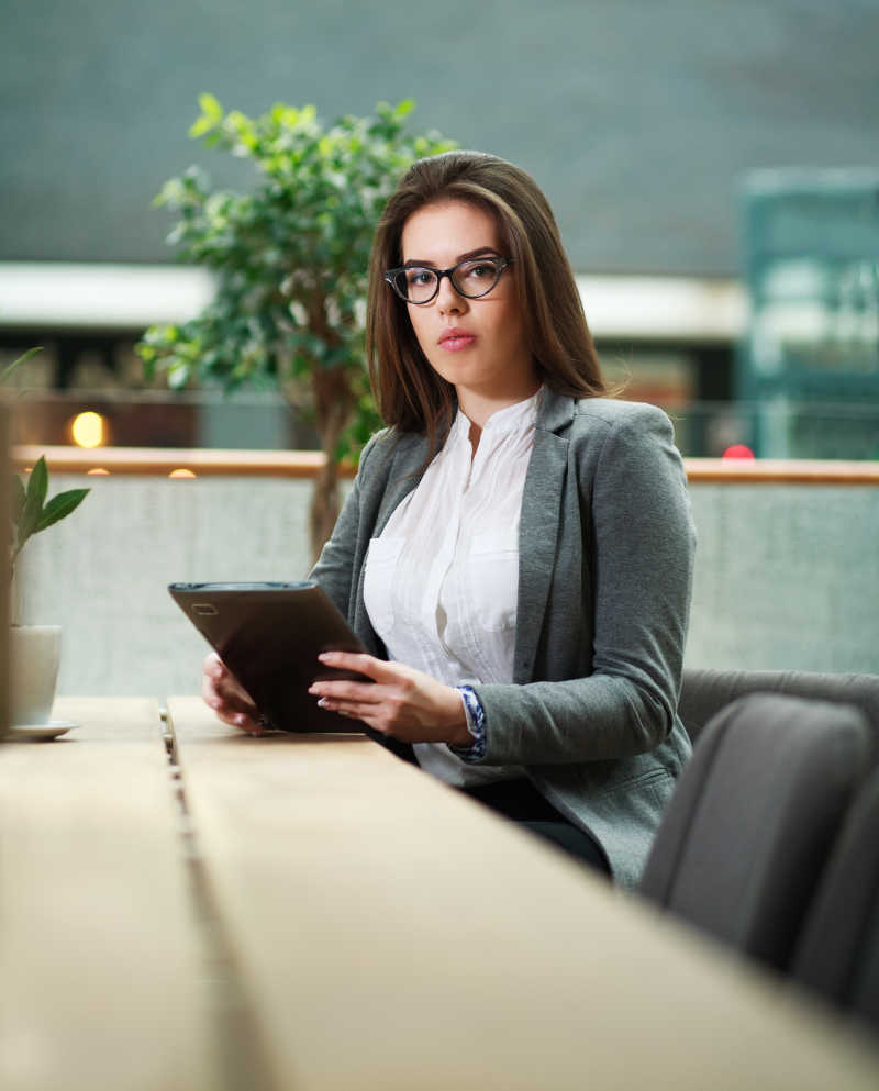 在办公室办公的年轻女商人