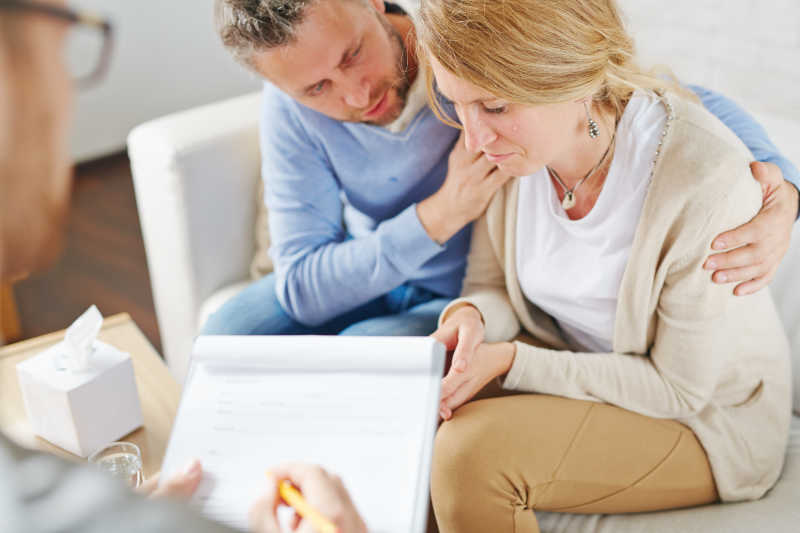 哭泣的女人和丈夫一起去看心理医生