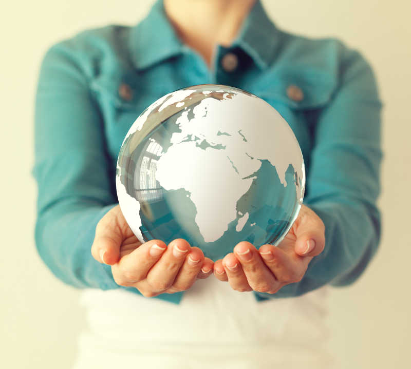 女人手捧着地球模型