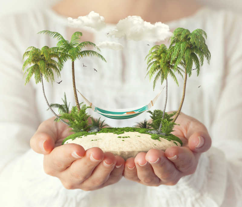 女人的手上有吊床和棕榈树的小岛