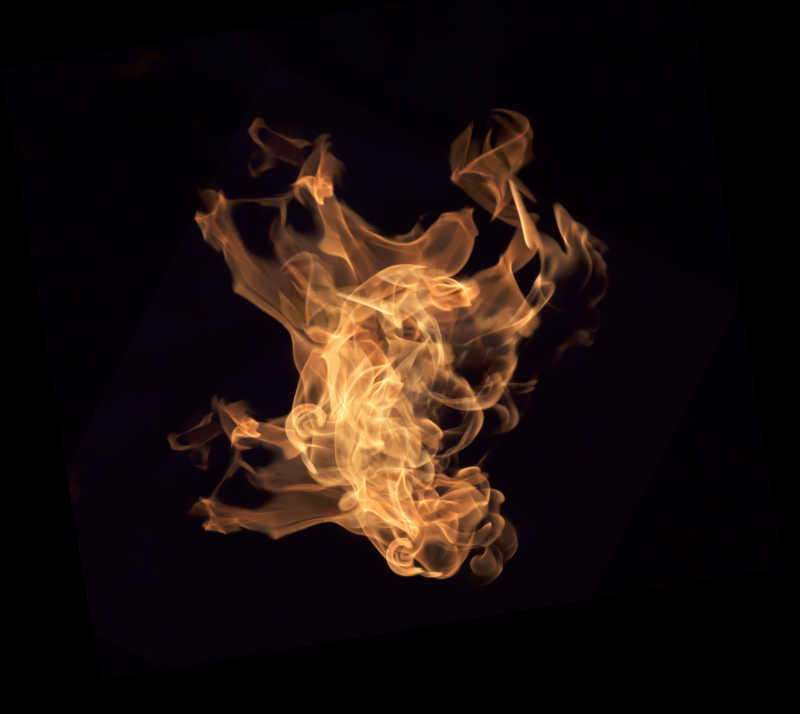 黑色背景下的橙色火焰