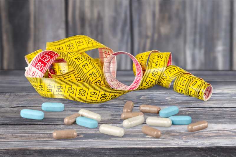 木桌上的药片与卷尺