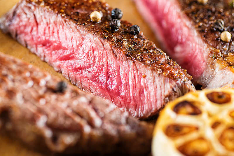 切开的七分熟牛排特写