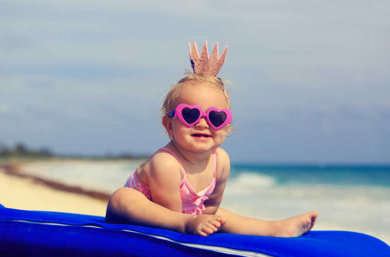 夏季热带海滩上的可爱小女孩