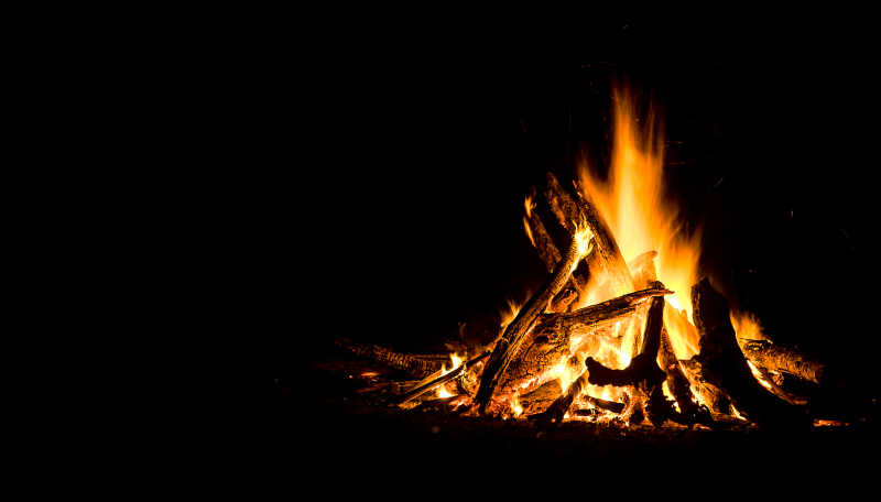 明亮的篝火图片 晚上的篝火素材 高清图片 摄影照片 寻图免费打包下载