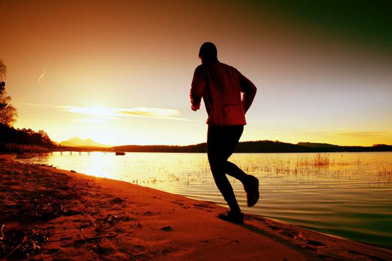 男士清晨阳光跑步图片图片
