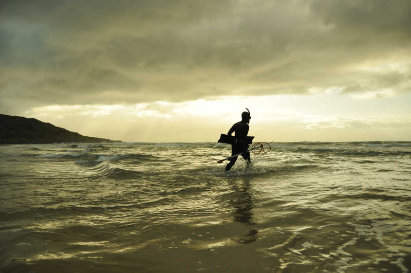在海中用鱼叉捕鱼