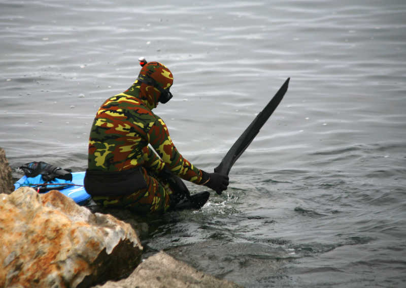 准备潜水捕鱼的男人