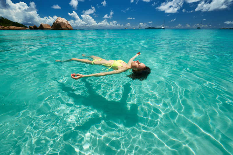 穿比基尼的女人在清澈的水面上仰泳 图片 比基尼女人躺在清澈的水面上素材 高清图片 摄影照片 寻图免费打包下载
