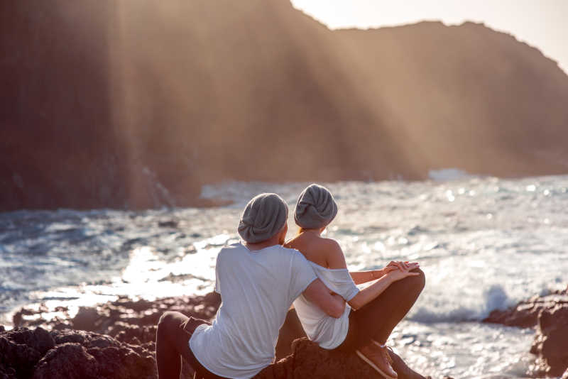 岩石上浪漫的情侣