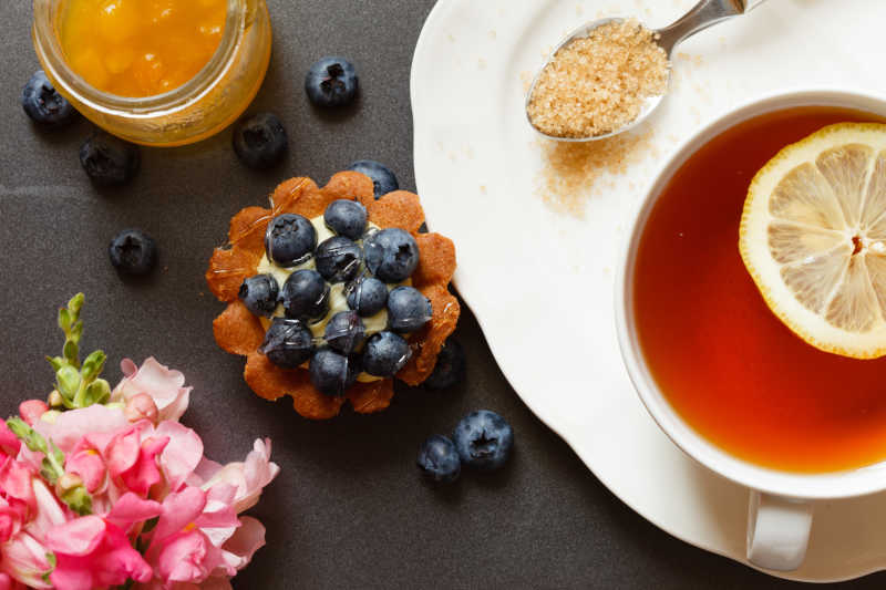 柠檬茶与蓝莓蛋糕甜点