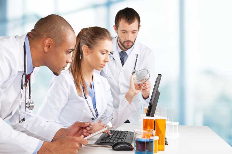 实验室里的三位医生