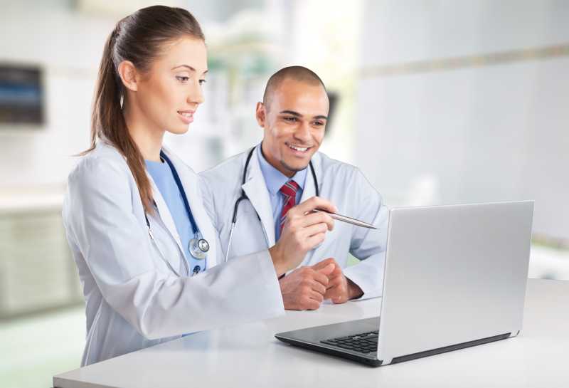 讨论的两位医生