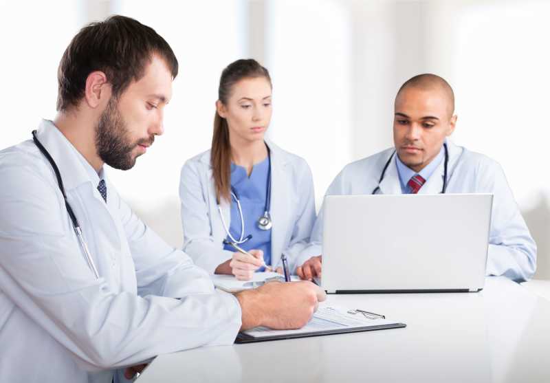 记录讨论的三个医生