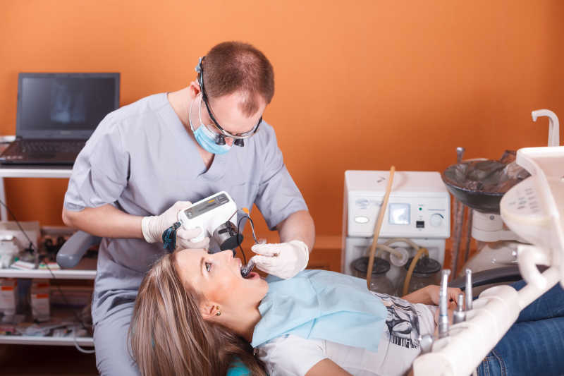 治疗牙齿的年轻美女