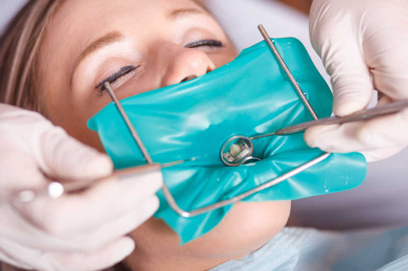 牙医治疗患者牙齿