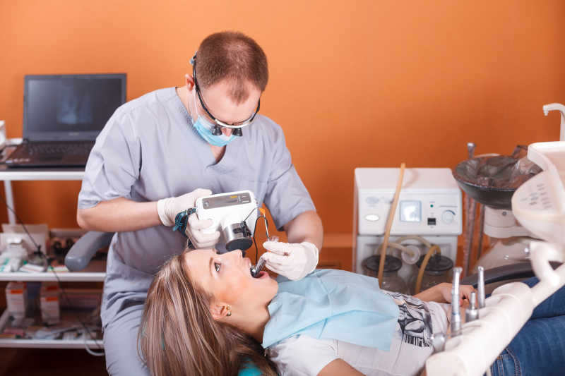 正在接受牙齿治疗的女人